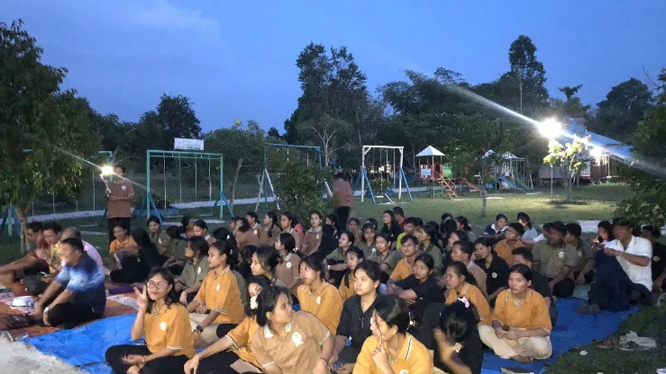 Mahasiswa STT STAR mengikuti kegiatan malam di area terbuka