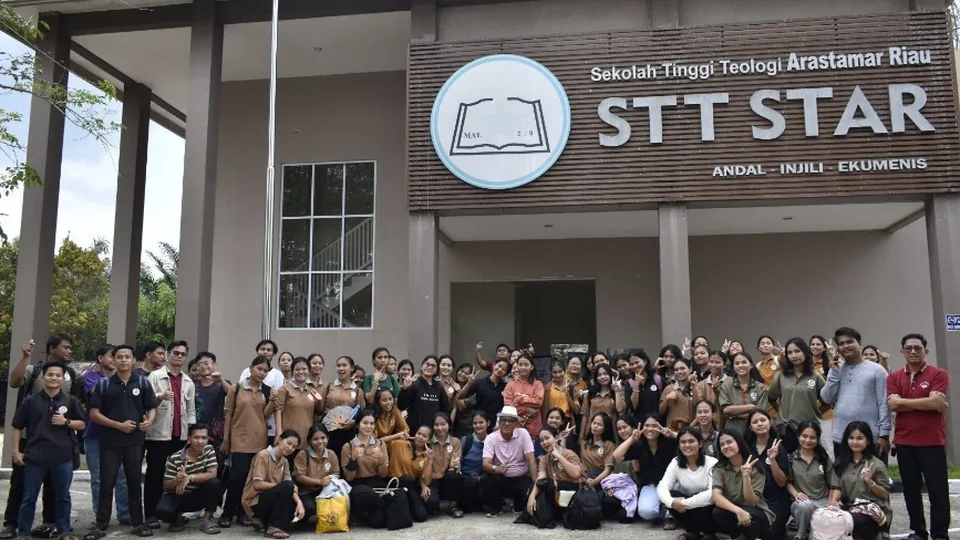 Peserta Ibadah Padang STT STAR berkumpul di kampus