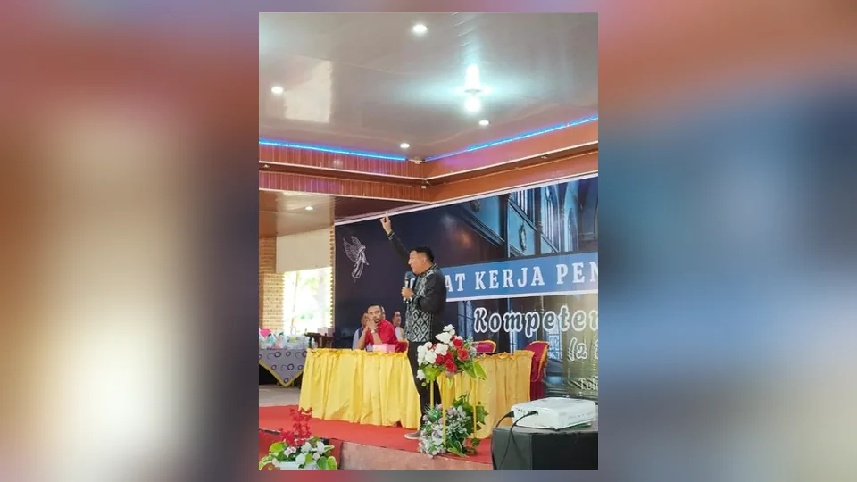 Pembicara menyampaikan materi pertumbuhan gereja