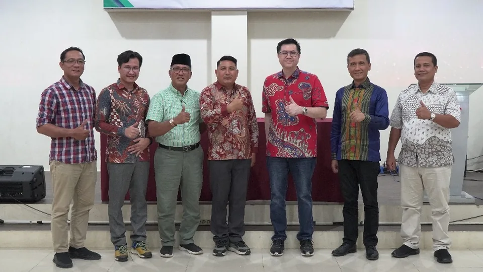 Dr Aristo Pariadji bersama perwakilan STT STAR