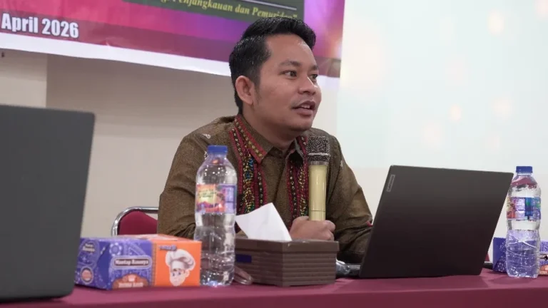 Carles Frengki Nainggolan menyampaikan materi karya ilmiah dalam Seminar Paskah STT STAR