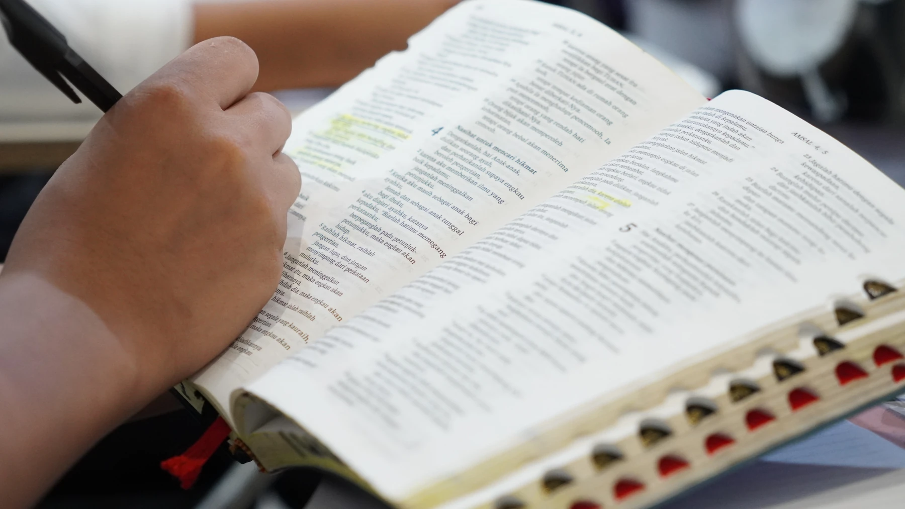 Teks Alkitab terbuka dengan catatan dan penanda bacaan