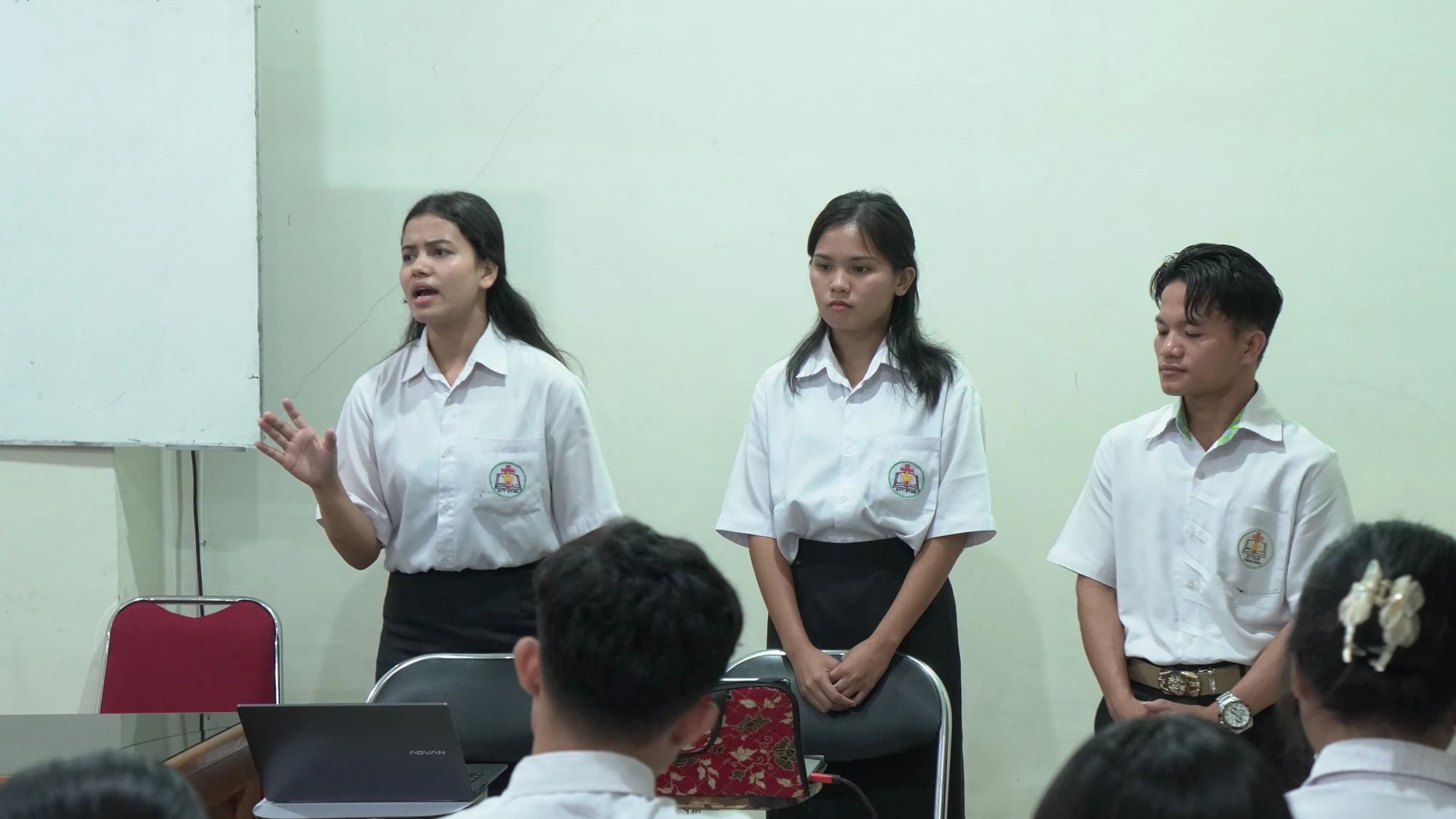 Mahasiswa STT Star Riau menyampaikan presentasi kelompok di depan kelas